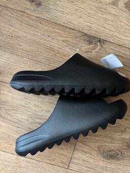 Yeezy Slides 43 - 5