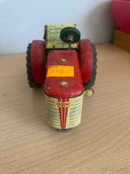 Starý plechový traktor na klíček - 5