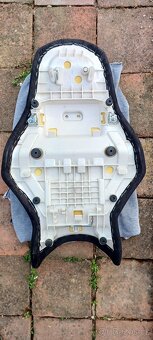 Yamaha MT-10 - alcantara sedlo - 5
