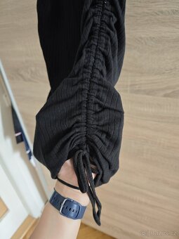 Černé šaty s řasením - 5