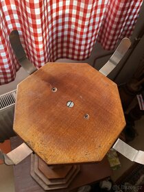 Krásný dřevěný stojan na květiny s ocelovými zamezovači - 5