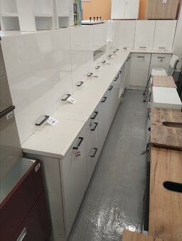 Kuchyně bílá lesk černé úchytky - 5