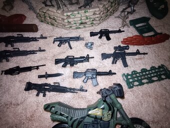 Vojenská sada – vojáčci + vybavení + doplňky (velký set) - 5