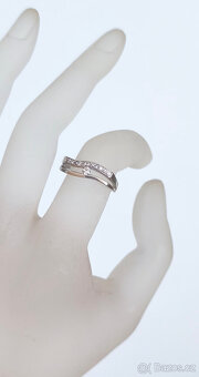 Stříbrný vlnitý prsten se zirkonem. - 5