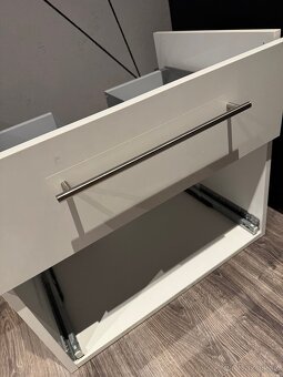 Koupelnová skříň s umyvadlem a baterií - 5