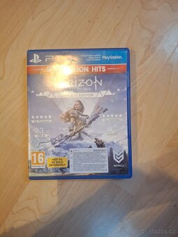 PS4 Fortnite Edition + 2 ovladače + 6 her - 5