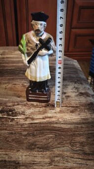 Staré svaté obrázky a soška. - 5