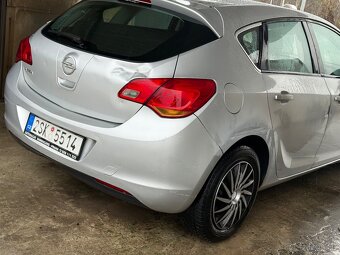 Opel Astra J 1.4 benzin rok 2010 - 5