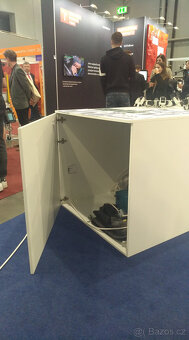 Stoly skříňky boxy koberec stojan - z expozice - 5