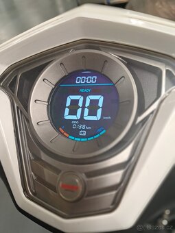 Elektroskútr Hecht Equis - najeto 138km, nové baterie - 5