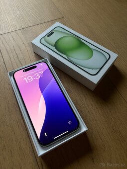 Apple iPhone 15 256GB zelený - 5