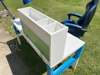Psací stůl IKEA PÅHL s nástavcem, lampou a herní židlí - 5