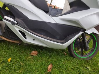 Havarovaný skůtr Honda PCX 125 - 5
