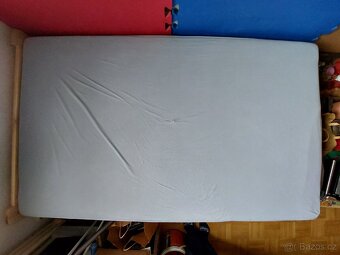Dřevěná postel + rošt + matrace 200x120 cm (potahy zdarma) - 5
