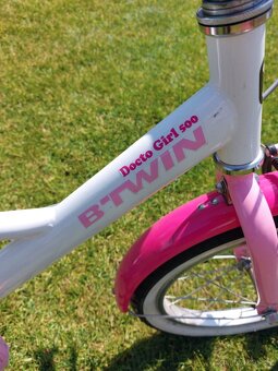 Prodám 2 dětská dívčí kola Btwin - s helmou - 5