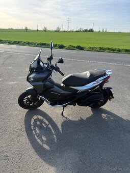 Aprilia SR GT 200 - 5