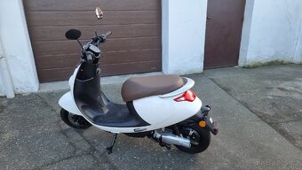 Krásný elektrický skútr Lvneng S3 White (nový) - 5