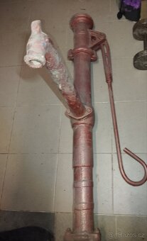 Litinová masivní stará ruční pumpa - 5