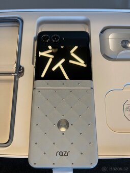 Motorola Razr 60 Pantone ICE Melt Crystal by Swarovski - 5