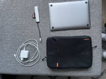 MacBook Air M1 (2020) - 16GB RAM/512GB SSD + příslušenství - 5