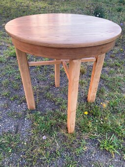 Kulatý masivní stůl po renovaci – 72 × 78 cm - 5