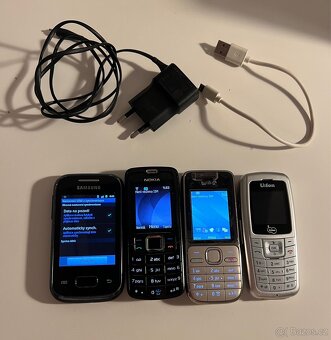 4x Mobily Telefony, pro sbiratele, Nokia, Samsung - 5
