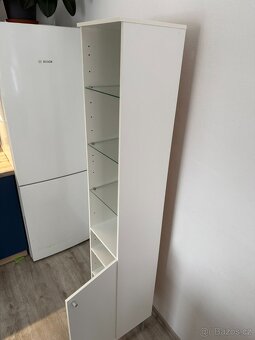 Vysoká koupelnová skříňka se skleněnými policemi – bílá - 5