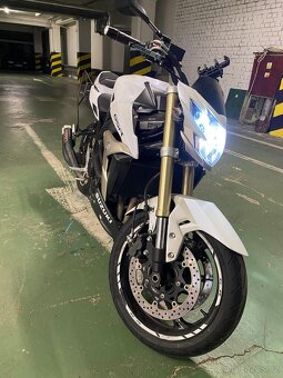 Suzuki GSR 750 - 5