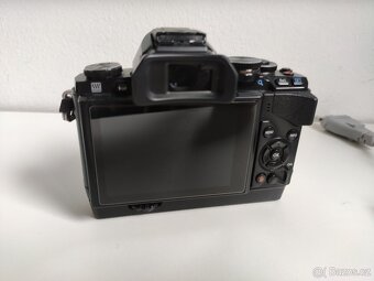 Olympus OM-D E-M10 s gripem, 2x baterie a nabíječka - 5