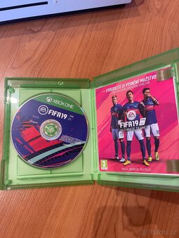 Xbox One S 1TB s mechanikou + FIFA19 - 5