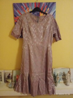 Krásné hnědé lesklé šaty na ples v letošní módní barve - 5