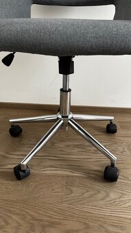 Krásné otočné  židle na kolečkách - 5