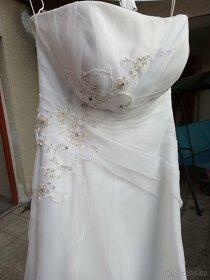 Dlouhé bílé svatební šaty s korálkovým zdobením - 5