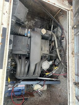 Motorový člun s kajutou - 5