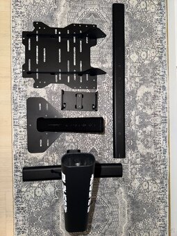 Playseat EVOLUTION black + Logitech G923 - 5