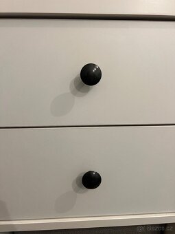 Policová skříň IKEA – bílá, s doplňky - 5