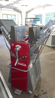 Prodám profesionální hnětač těsta. - 5