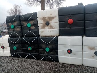 IBC nádrže kontejnery na 1000 litrů černé bílé bez klece - 5