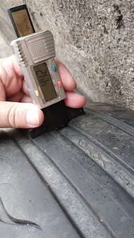 2ks letni Dunlop 235/55-17 vzorek okolo 4,5mm - 5