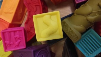 B.Toys a Babymoov gumové kostky - 3 sady - 5