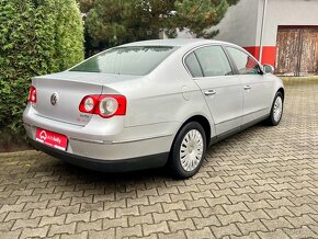 VOLKSWAGEN PASSAT 2,0 FSI COMFRTLINE / 2005 - 5