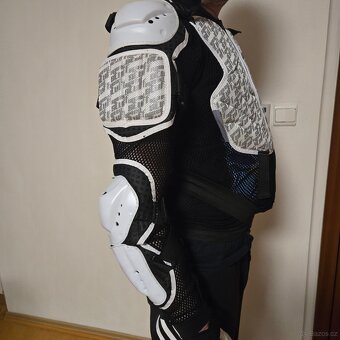 Chráničova vesta SPEED STUFF a cyklo rukavice POC - 5