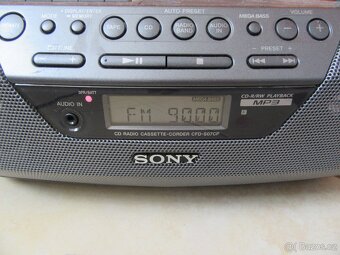 Nabízím moderní radio Sony+dálkovy ovladač. CD a radio plně - 5