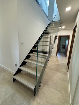 Ocelové schodiště, schody + skleněné zábradlí - 5