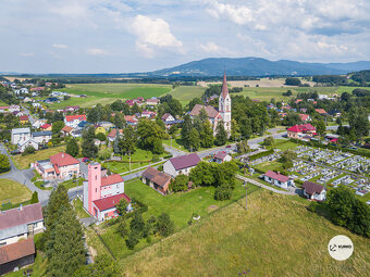 Stavební pozemek s projektem domu 4+KK o výměře 1.364 m2 v o - 5