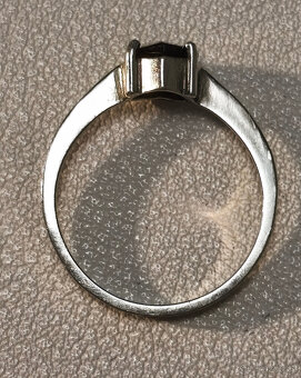 Stříbrný prsten s granátem. - 5