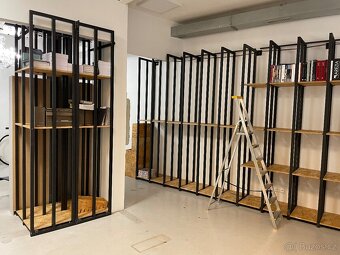 Regály kovové s OSB policemi, vybavení showroomu - 5