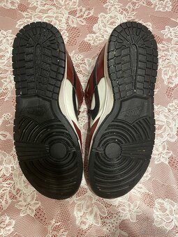 Dunk Low ve vínové a bílé barvě s černým Swoosh. - 5