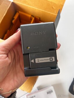 Digitální fotoaparát s výměnnými objektivy SONY - 5