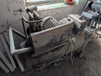 Starý kompresor, pila na železo, cirkulárka na dřevo - 5